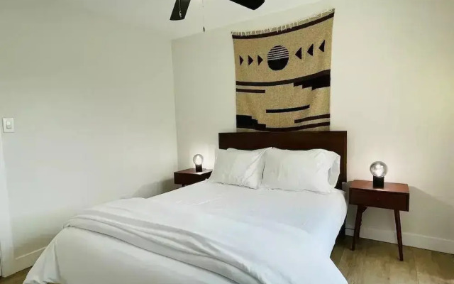 Walkable OTS Mid Century Condo-Pool