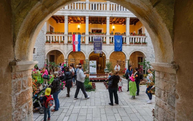 Dalmatian White Shell Apartment