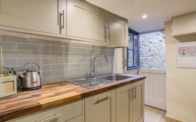 2 Lawrence Lane, BURFORD