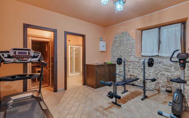 Villa in Piandimeleto With Pool & Sauna