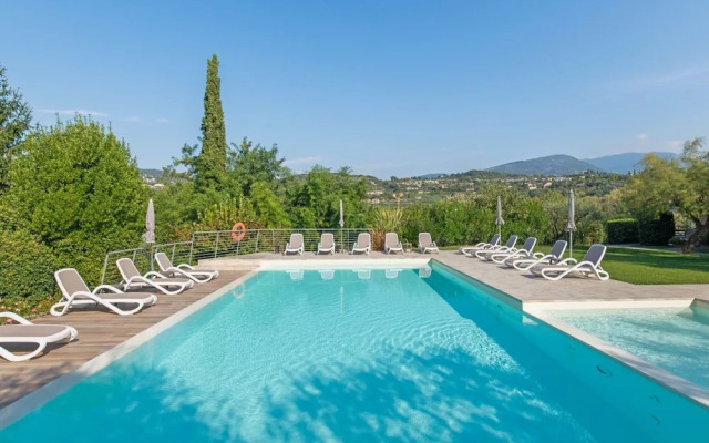 Belvilla by OYO Comfortable Apartment With Pool