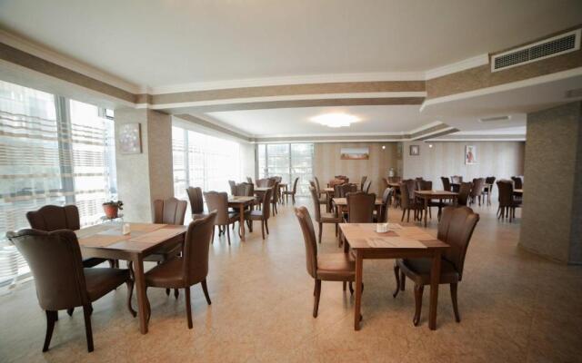 L Plaza Hotel
