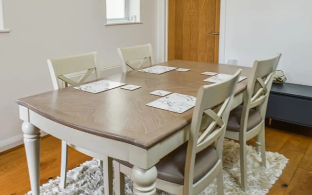 Immaculate 2-bed Bungalow in Weybridge