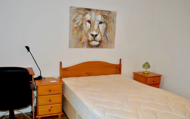 Spacious 2 Bedroom Ground Floor Flat in Leith