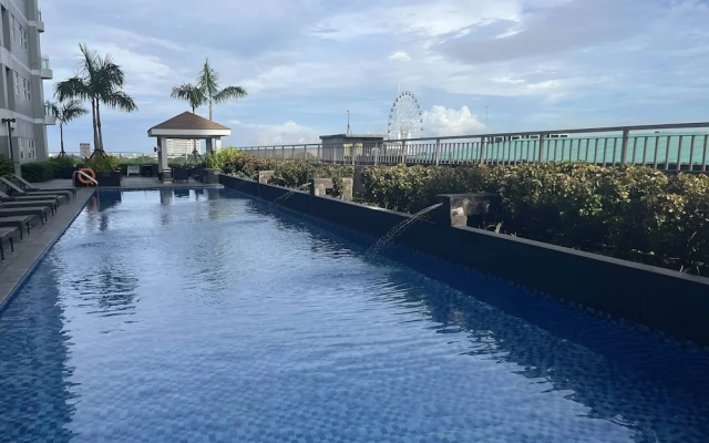 Luxury Bay Condo Near MOA With Balcony Free Wi-fi