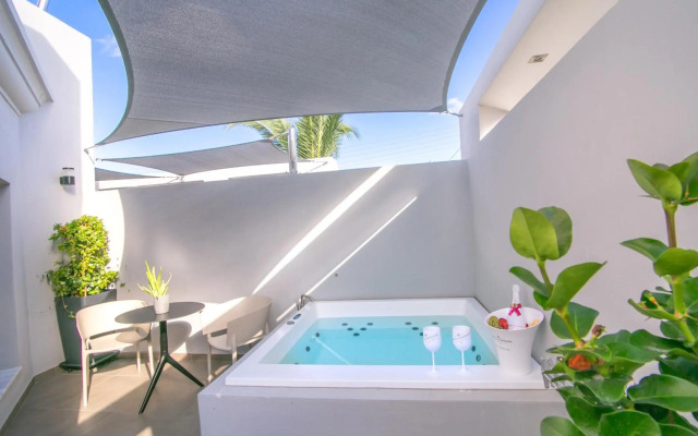 Marquise Suites - Adults Only
