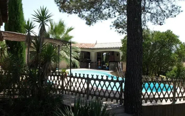 Piscine à débordement sur la Cote d'Azur