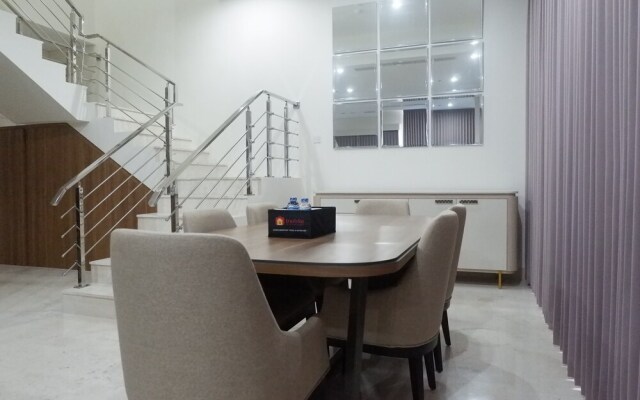 Luxurious & Spacious 3BR Apartment at Grand Sungkono Lagoon