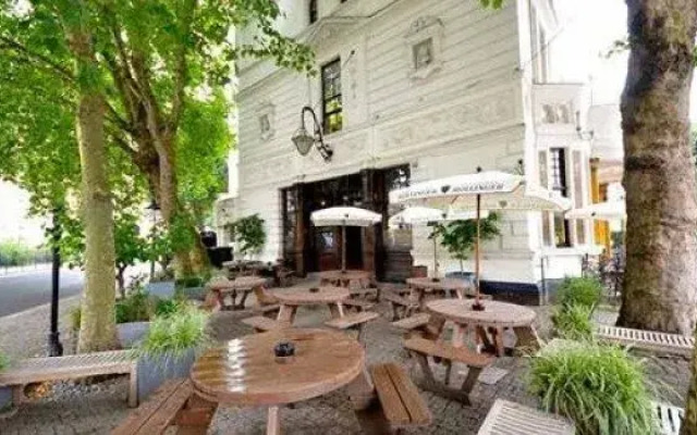 The Warrington Hotel