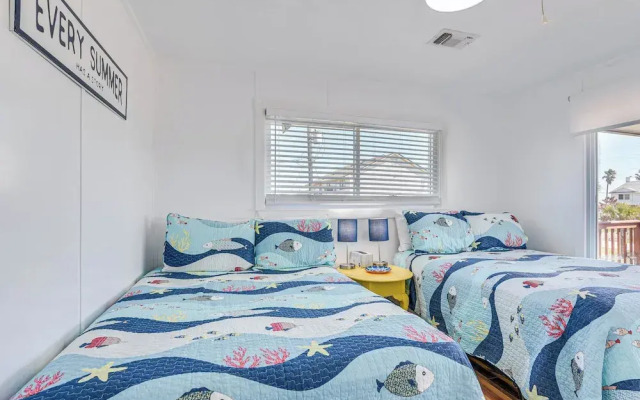 Pet-friendly Galveston Home: Walk to Beaches!