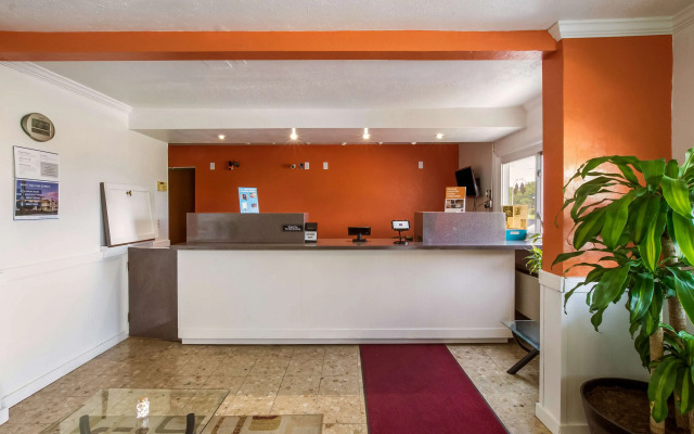 Motel 6 Rossford, OH