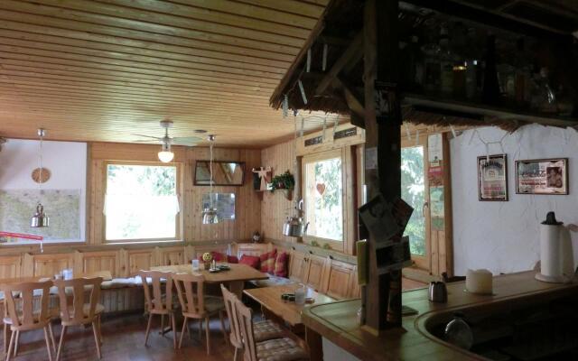 Cosy Apartment With Covered Porch