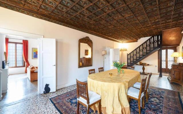 Ca' Fenice, charming apartment in San Marco, sleep 7