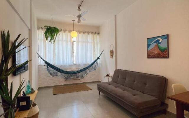 Copacabana Beach! Aconchegante apartamento na quadra da praia.