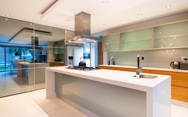 Amara Lincoln - 100m From Camps Bay Beach