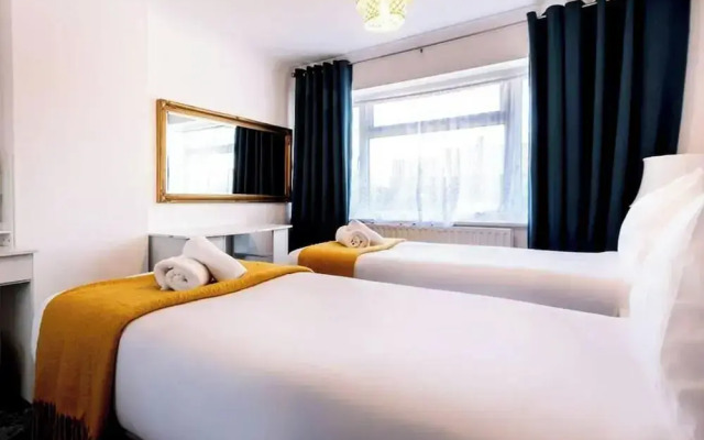 Reading - 3-bed House - Sleeps 6 - Garden - Wifi