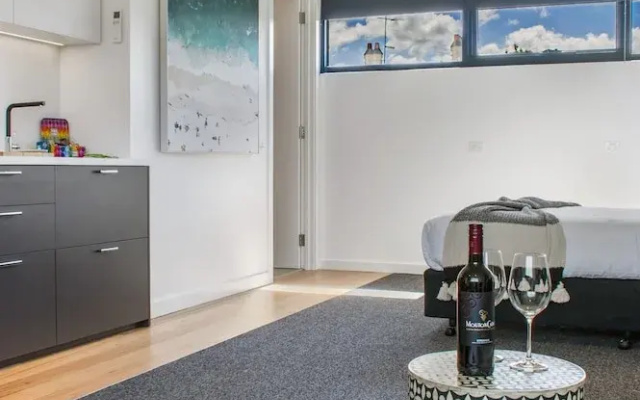 Stylish Studio With Great Amenities Near Beachside
