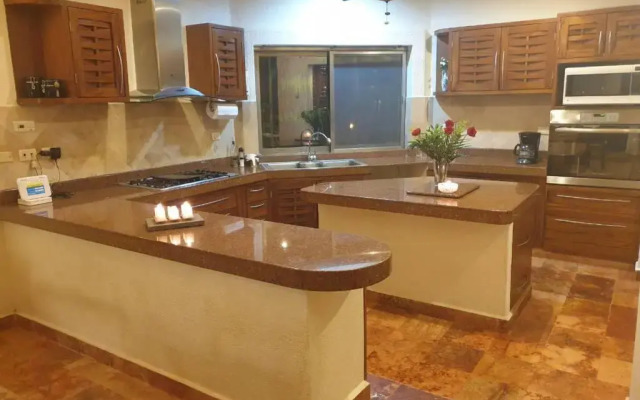 Casa Alexandra 4BR -10min 5ta y Playas! SLEEPS 11