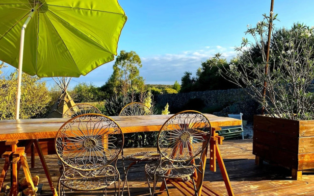 Tipi Lounge and breakfast