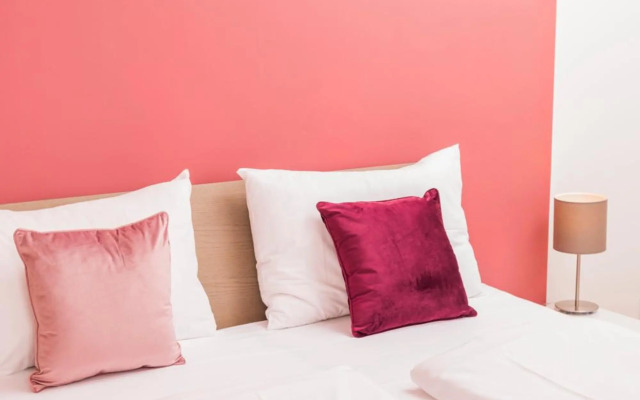 Triiiple Tower Dream Apartments with Rooftop-Summer-Pool by ichbucheAT