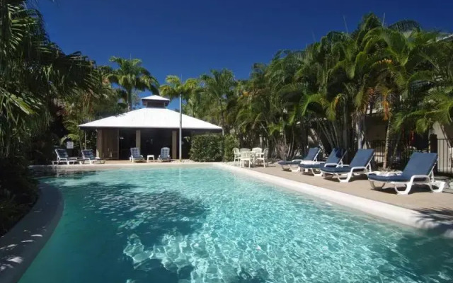 Comfort Inn - Suites Trinity Beach Club