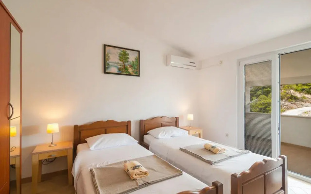 Stunning Apartment in Supetar-splitska With 2 Bedrooms and Wifi