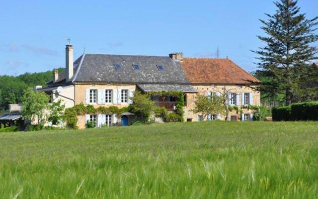 Garden-View Holiday Home in Dégagnac with Jacuzzi