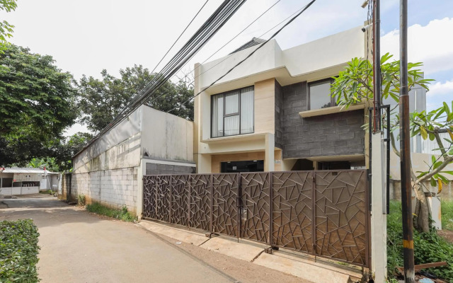 RedDoorz Syariah near Green Park Jatiwarna