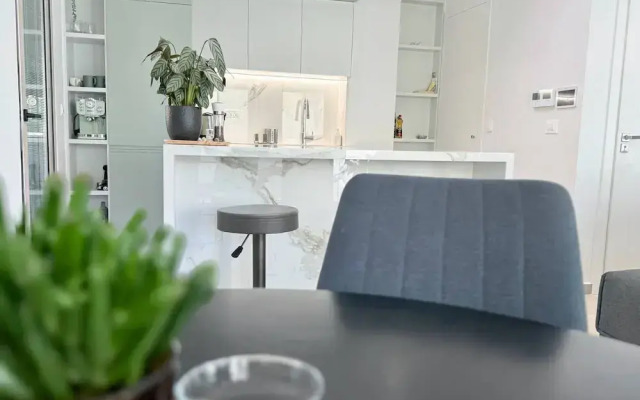 Azure Loft - 3min Walk to Beach, 10min to Old Town