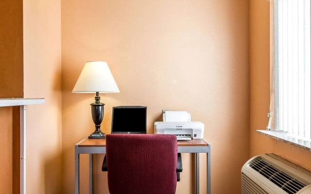 Econo Lodge & Suites