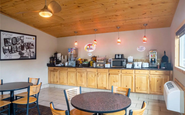 Super 8 by Wyndham Elkins