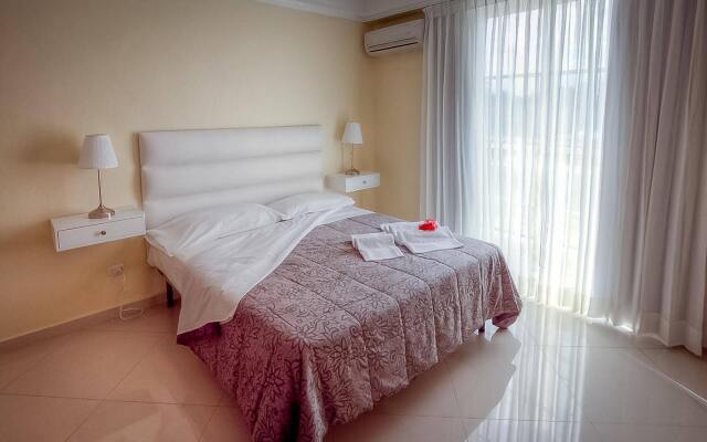 Hotel Shakey