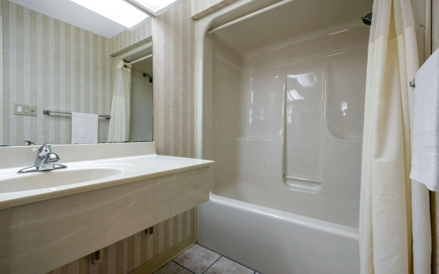 Quality Inn Breeze Manor