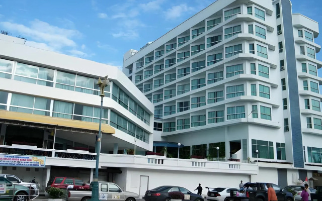 The Viangtak Riverside Hotel