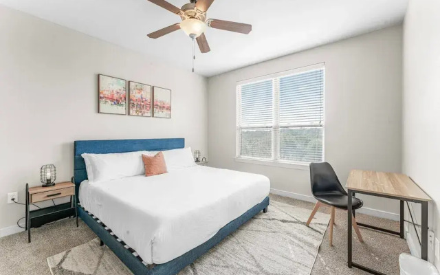 Airy Soco 2BR King Suite w Gympickleballlaundry