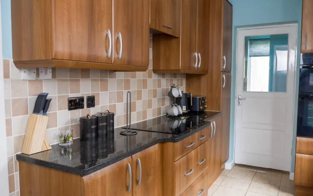 Stylish 4 Bed Apartment- Private Garden & Sleeps 8
