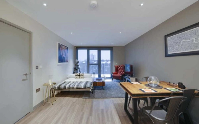 Modern 2bed W/balcony Sleeps 6 in Hackney