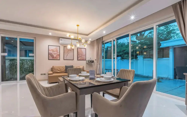 Palm Oasis Pool Villa by Pattaya Holiday