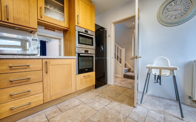 Modern 3 Bedroom 2 Bath Hse with Parking