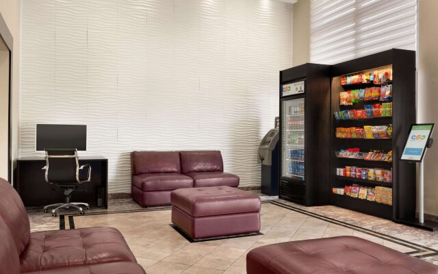 Days Inn & Suites by Wyndham Anaheim At Disneyland Park