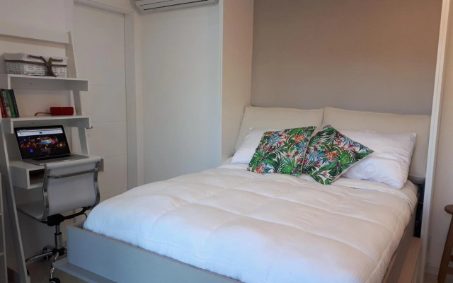 Estudio con parrillero y vista al mar