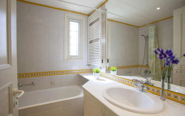 Alia Seafront Suite