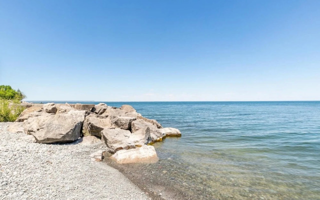 4BR 3BA Townhouse on Lake Ontario Free Parking Gym 4