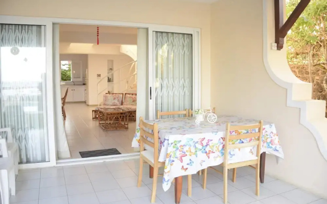 Residence With 6 Seafront Bungalows and Swimming