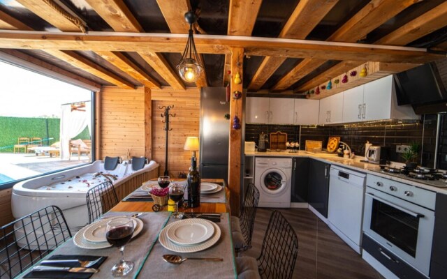 Luxurious Bungalow w Pool and Jacuzzi in Fethiye