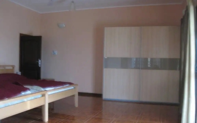 Room-ghouse Room D Ideal For Friends fam