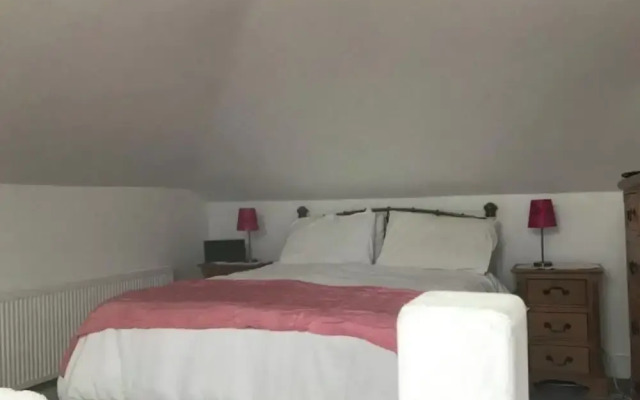 Coastal Hideaway - Sleeps 4 & Free Parking