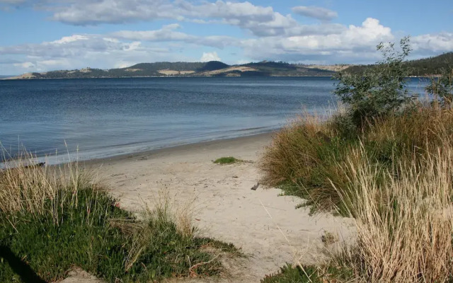 Snug Beach Cabin And Caravan Park