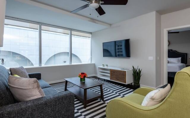 Downtown Dallas CozySuites w/ roof pool, gym 7