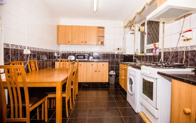 Colebert Avenue Apartment